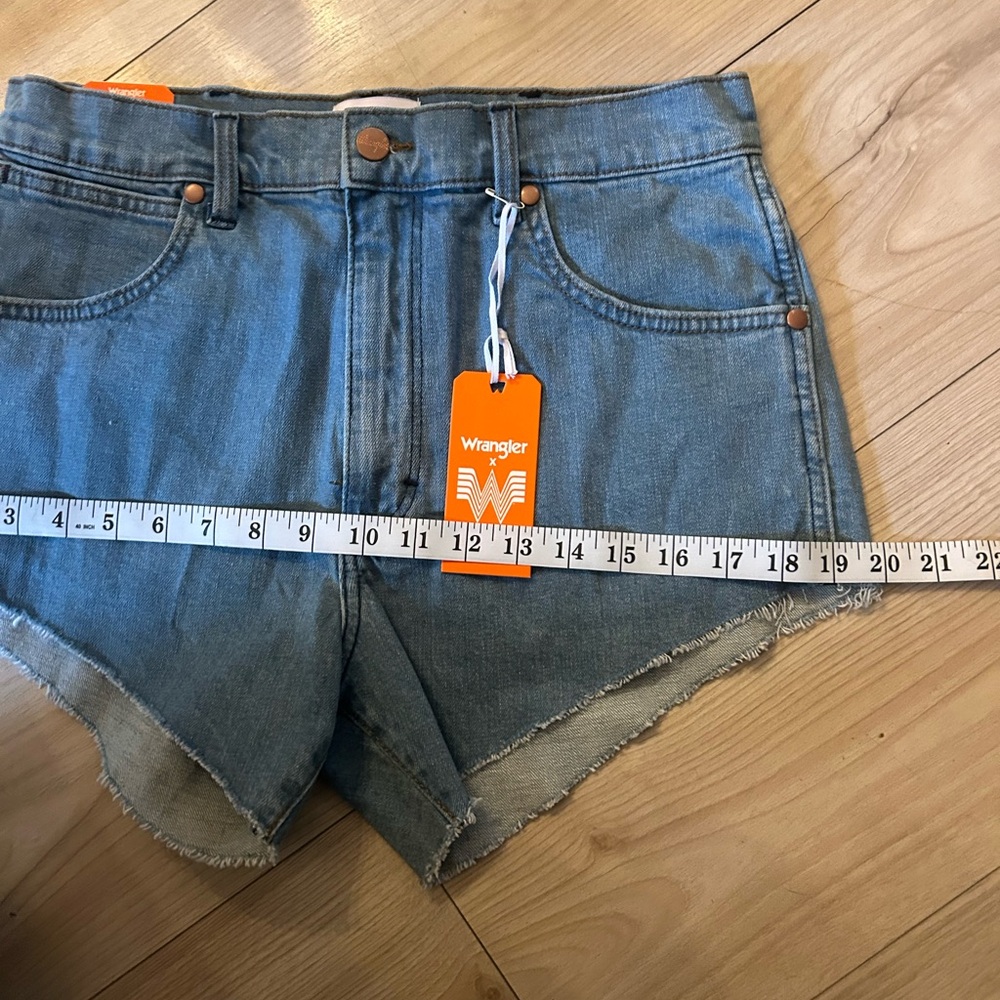 WRANGLER X WHATABURGER REWORKED SHORT

Wrangler Jean shorts - Picture 10 of 11